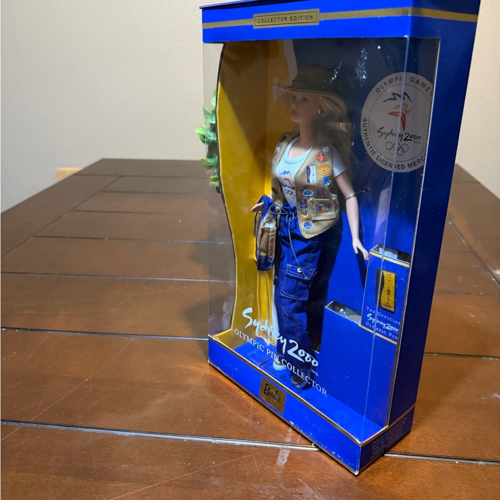 Sydney 2000 Olympic Pin Collector Barbie - Picture 7 of 9